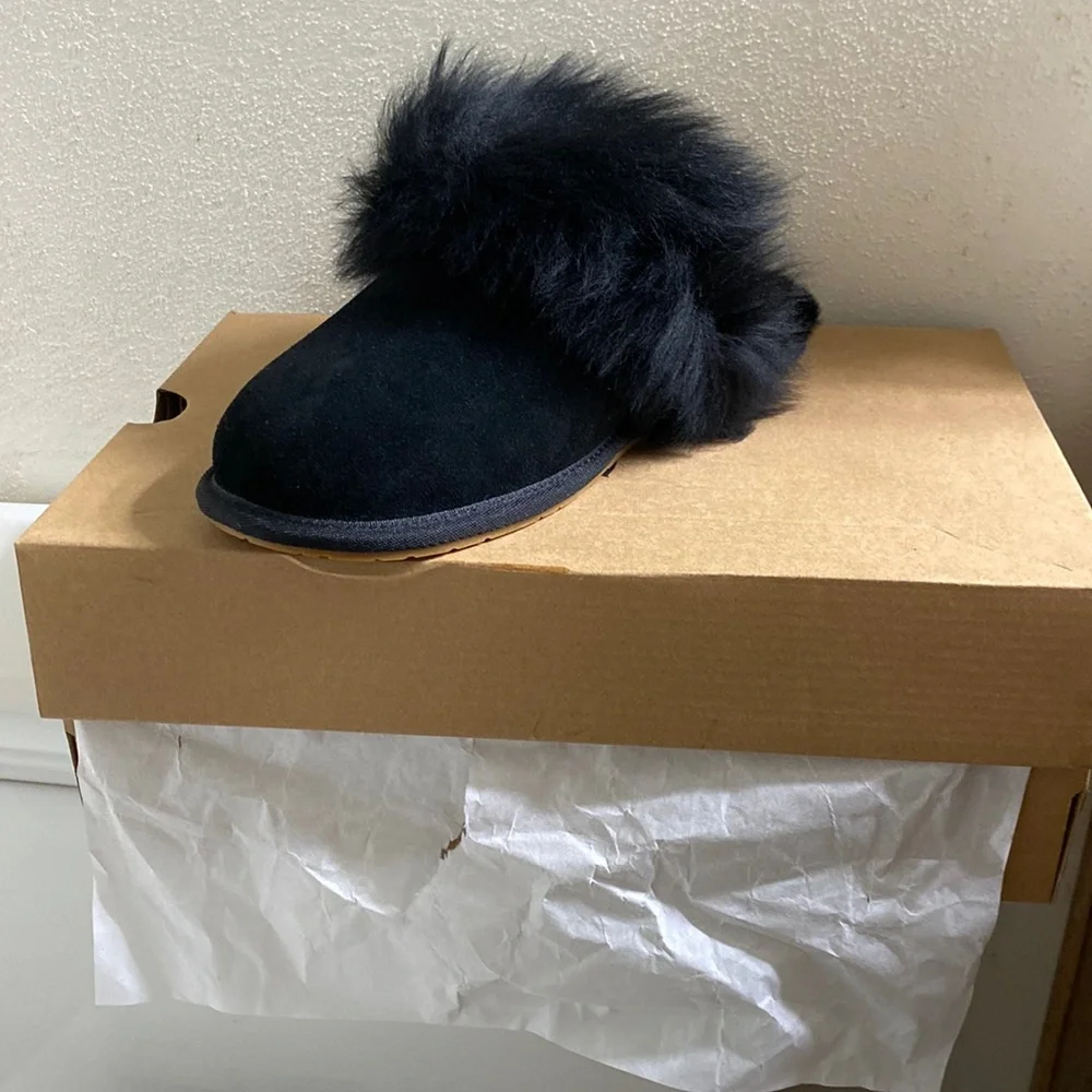 UGG SLIPPERS Size 7 - Picture 3 of 4